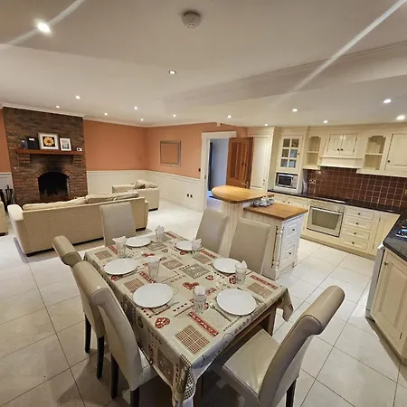 8 Clos Na Feirme Three Bedroom House With Hot Tub Holiday home *